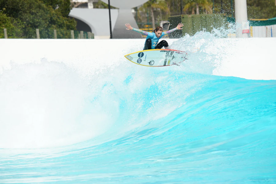Manobra aérea impressionante em uma piscina de ondas artificiais